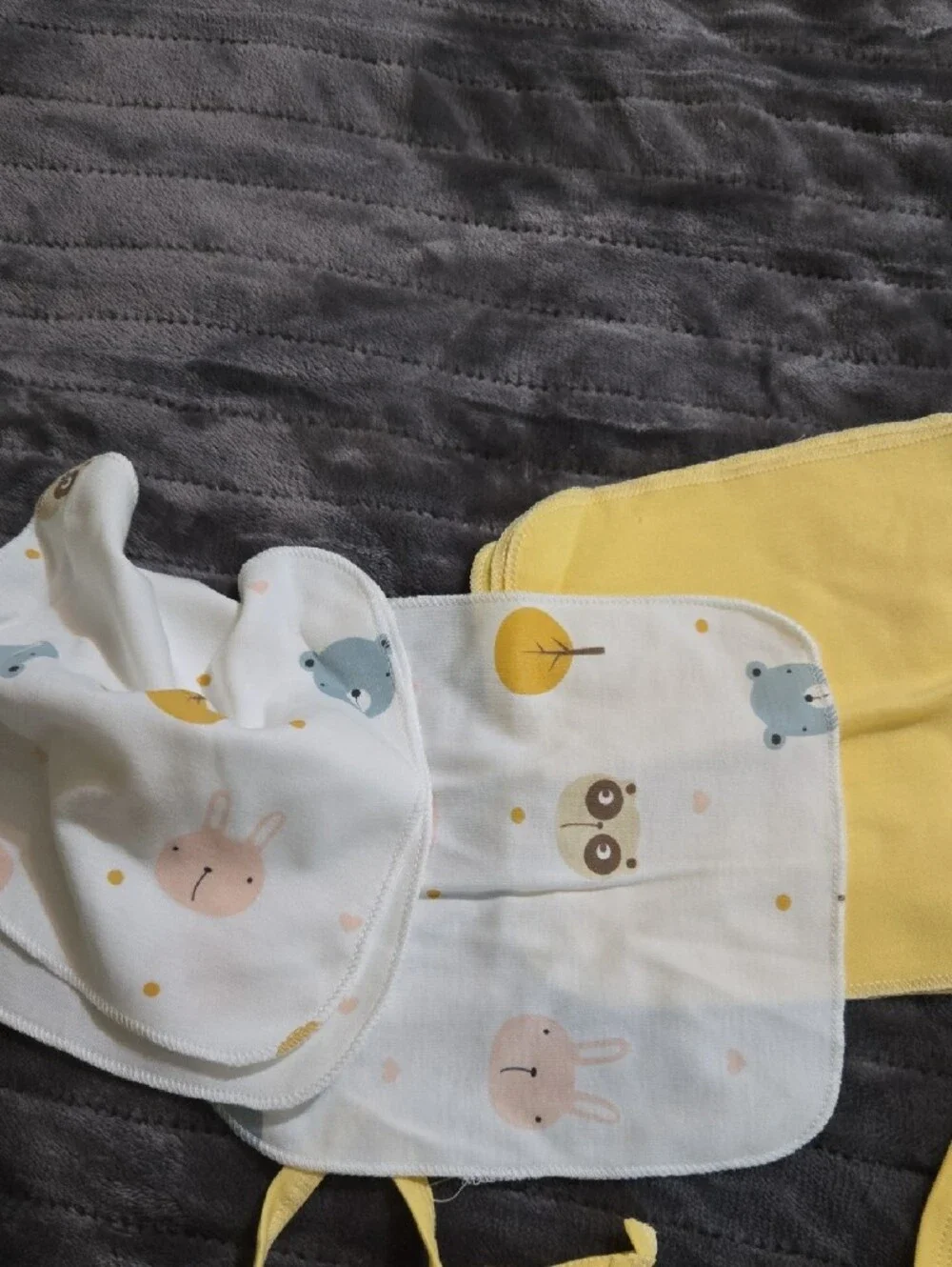 Baby Yellow Bear Print Bibs and Wash Cloth Set Of 6 Each -NWOT